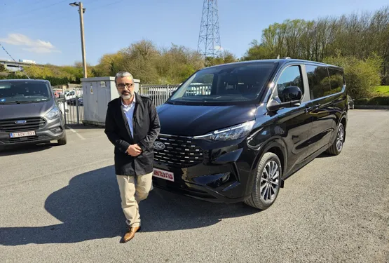 Navette Taxi Aéroport Bruxelles trace une ligne élégante entre ciel et Taxi Bruxelles