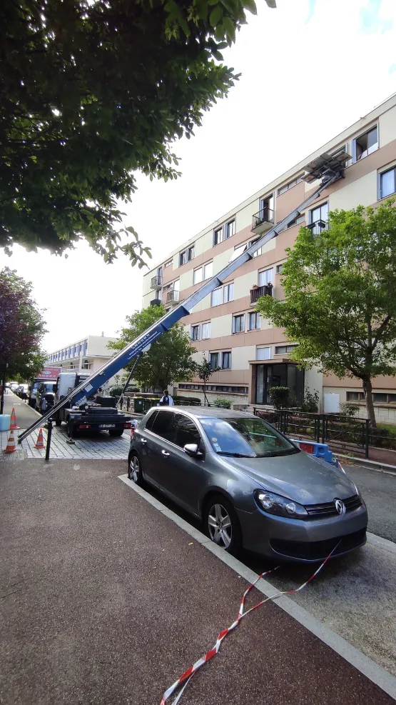 À Noisy-le-Grand Yakalouer relie le trottoir aux étages par un ascenseur à ciel ouvert