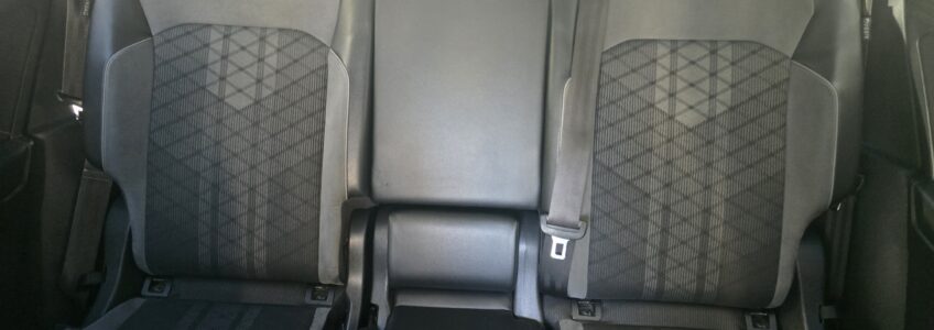 Banquette arrière à trois places dans un véhicule de transport.