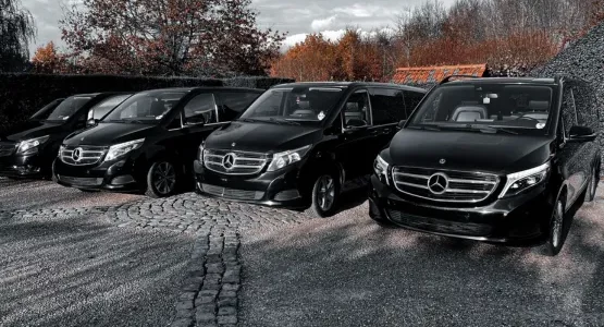 Flotte de vans Mercedes noirs de Taxi Bruxelles Europe